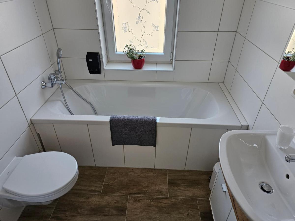 Schoene Grosse Ferienwohnung 79M2 Und 2 Baeder, Zentrumnah, 2Og Erfurt Eksteriør bilde